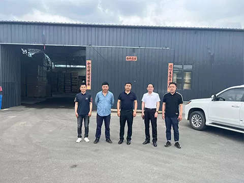 图为考察抚顺晟会体育地板厂时合影