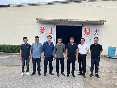 图为考察抚顺瑞年木业有限公司时合影