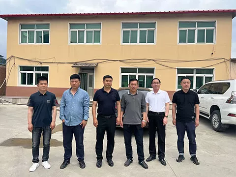 图为考察抚顺兴利体育运动地板厂时合影